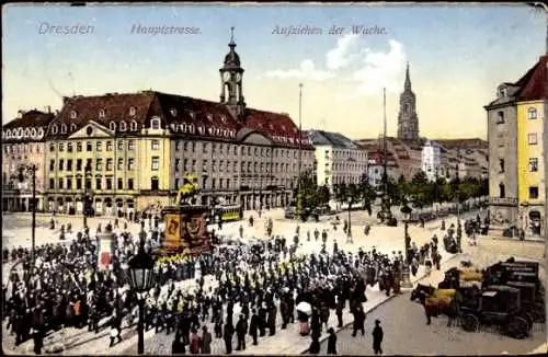 Ak Dresden Neustadt, Hauptstraße, Aufziehen der Wache, Denkmal, Kutschen