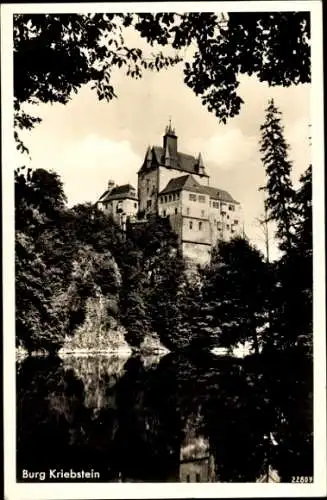 Ak Kriebstein Mittelsachsen, Blick auf die Burg Kriebstein vom Wasser aus