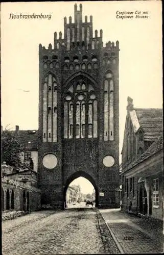 Ak Neubrandenburg in Mecklenburg Vorpommern, Treptower Tor mit Treptower Straße