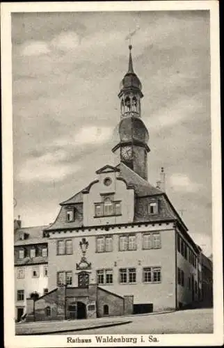 Ak Waldenburg in Sachsen, Straßenpartie mit Blick auf das Rathaus