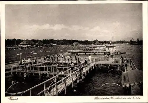 Ak Kassel, Städtisches Flussbad an der Fulda, Badegäste