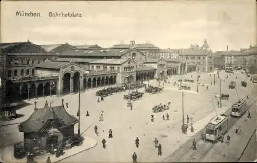 Ak München Bayern, Bahnhofplatz aus der Vogelschau, Straßenbahnen