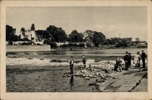 Ak Cracau Magdeburg, Angler am Cracauer Wasserfall, Wehr