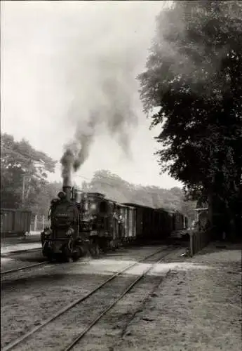 Ak Ostseebad Göhren auf Rügen, Schmalspurbahn Putbus Göhren, abfahrender Personenzug, 1970