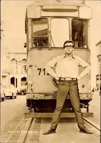 Ak Schauspieler Jaecki Schwarz, Portrait, Straßenbahn, DEFA, Ich war neunzehn