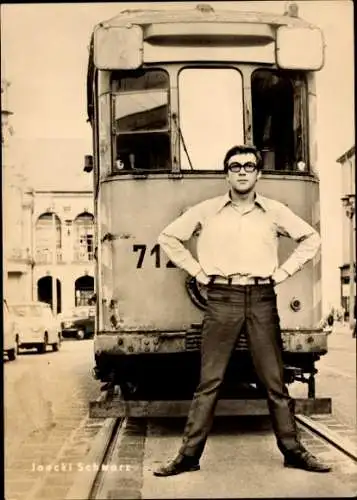 Ak Schauspieler Jaecki Schwarz, Portrait, Straßenbahn, DEFA, Ich war neunzehn