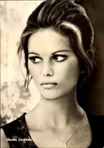 Ak Schauspielerin Claudia Cardinale, Portrait, Bubes Mädchen