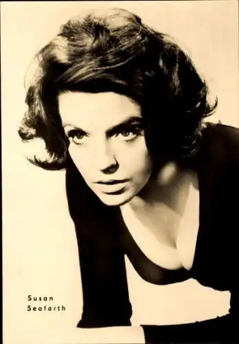 Ak Schauspielerin Susan Seaforth, Aber das Blut ist immer rot, Portrait, Dekolleté