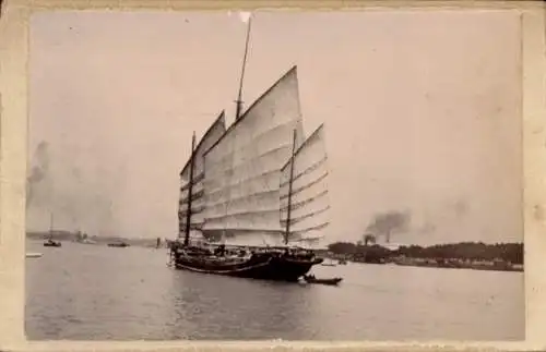 Foto China, Segeldschunke auf dem Wasser