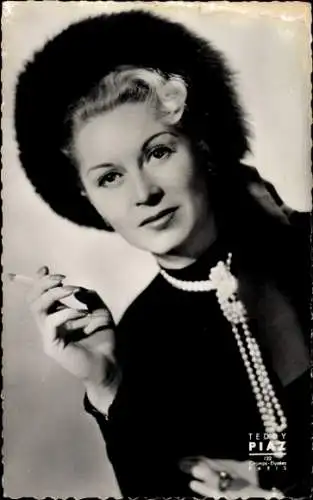 Ak Schauspielerin Josette Day, Portrait