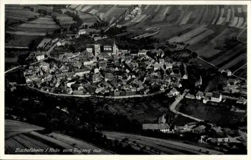 Ak Bischofsheim an der Rhön in Unterfranken, Blick auf den Ort, Fliegeraufnahme