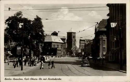 Ak Berlin Spandau, Carl Schurz Straße mit Nikolaikirche, Passanten