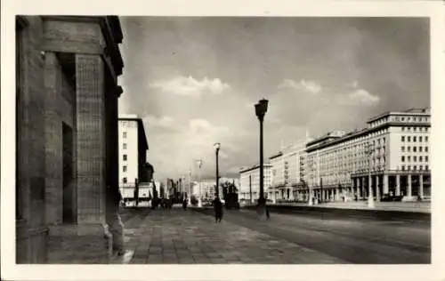 Ak Berlin Friedrichshain, Partie in der Stalinallee, Blick zum HO Cafe Budapest