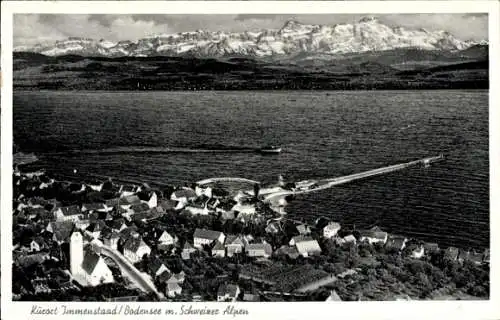 Ak Immenstaad am Bodensee, Ort aus Vogelschau gesehen mit Schweizer Alpen