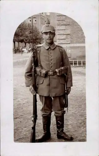 Foto Ak Deutscher Soldat in Uniform, Standportrait, Ausrüstung, Bajonett