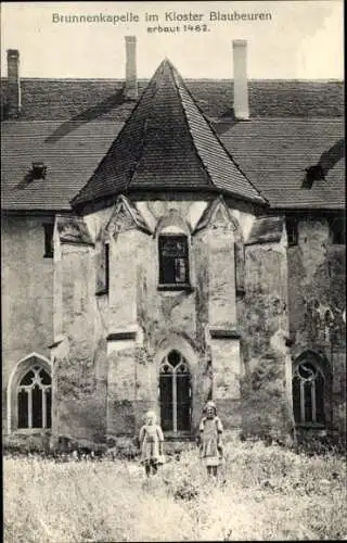 Ak Blaubeuren Baden Württemberg, Brunnenkapelle im Kloster, Kinder, erbaut 1482