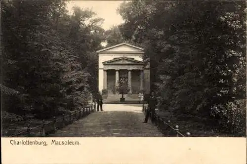 Ak Berlin Charlottenburg, Das Mausoleum, Wegpartie im Wald, Spaziergänger