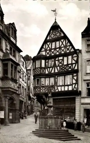 Foto Ak Bernkastel Kues an der Mosel, Fachwerkhaus, Brunnen