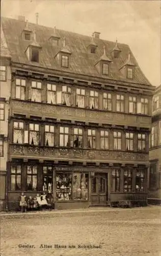 Ak Goslar in Niedersachsen, Partie vor dem alten Haus am Schuhhof, Kinder