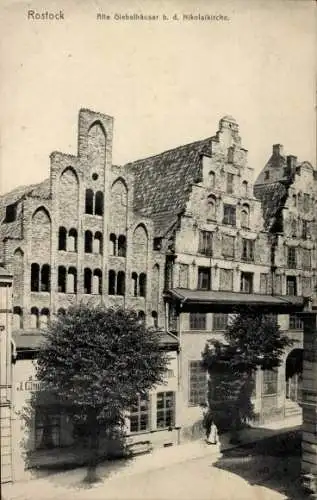 Ak Rostock in Mecklenburg, Alte Giebelhäuser an der Nikolaikirche