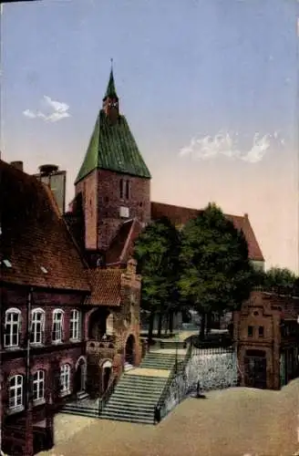 Ak Mölln im Herzogtum Lauenburg, Straßenpartie mit Blick auf Rathaus und Kirche