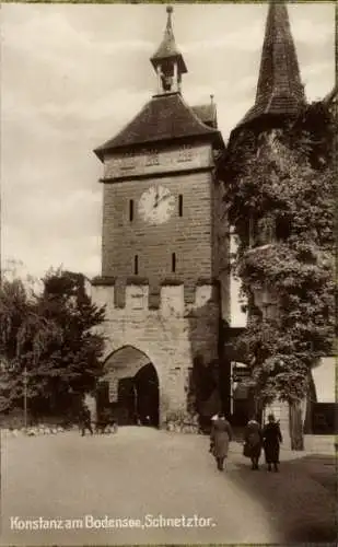 Ak Konstanz am Bodensee, Passanten am Schnetztor, Glockenturm