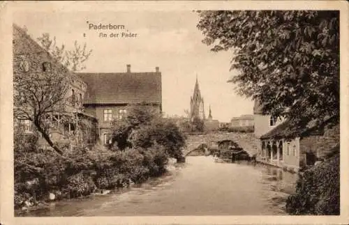 Ak Paderborn in Westfalen, An der Pader, Brücke, Kirchturm