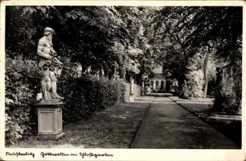 Ak Neustrelitz, Götterstatuen im Schloßgarten