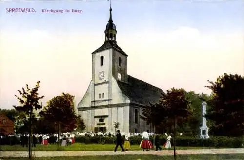 Ak Burg im Spreewald, Kirche, Spreewälder beim Kirchgang