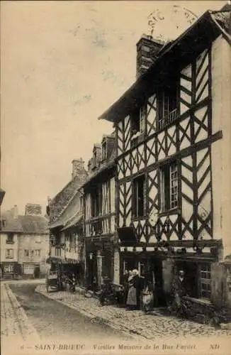 Ak Saint Brieuc Côtes d'Armor,vue générale des vieilles Maisons de la rue Fardel