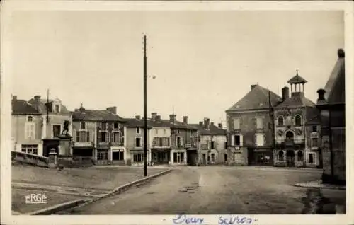 Ak Thenezay Deux Sèvres, vue générale de la Place de l'Eglise