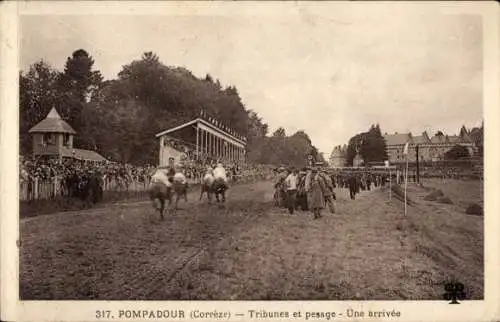 Ak Pompadour Corrèze, Tribünen und Wiegen, Ankunft