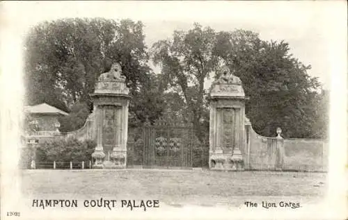 Ak Richmond upon Thames London England, Hampton Court Palace, Lion Gates