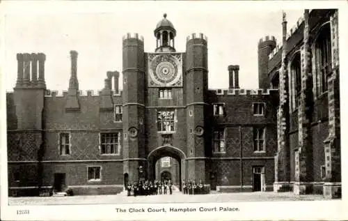 Ak Richmond upon Thames London England, Hampton Court Palace, Clock Court