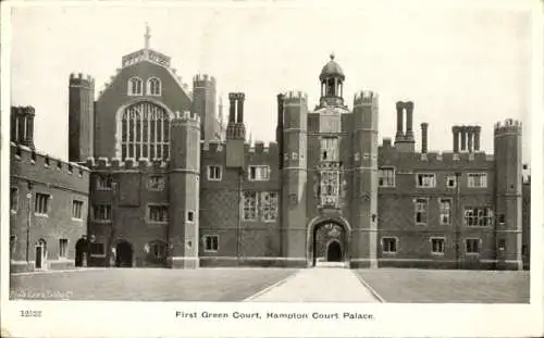 Ak Richmond upon Thames London England, First Green Court, Hampton Court Palace