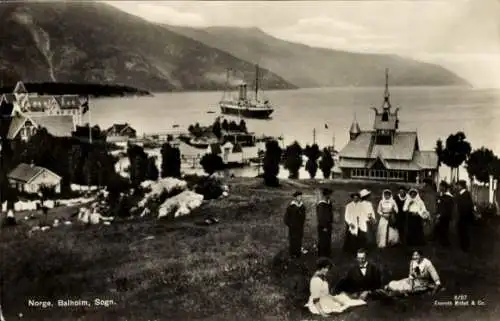 Foto Ak Balholm Sogn Norwegen, Partie auf der Wiese, Dampfer