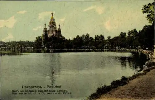 Ak Peterhof Russland, Blick vom Ufer aus zur Kathedrale