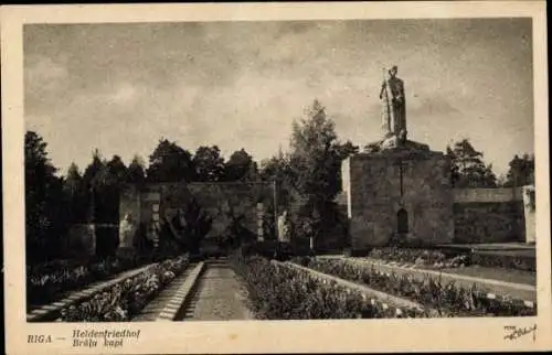 Ak Riga Lettland, Blick auf den Heldenfiedhof, Blumen, Denkmal