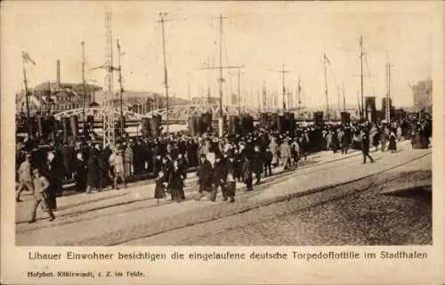 Ak Liepaja Libau Lettland, Eingelaufene Deutsche Torpedoflottille im Stadthafen, Schaulustige