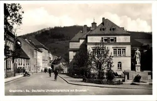 Ak Glashütte in Sachsen, Deutsche Uhrmacherschule mit Brunnen