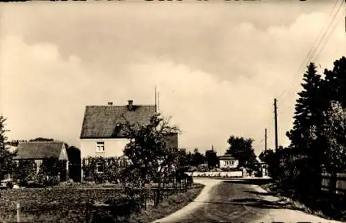 Ak Diesbar Seußlitz Elbe Landkreis Meißen, Straße im Ort, Wohnhaus