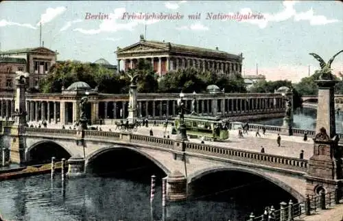 Ak Berlin Mitte, Blick auf die Friedrichsbrücke, Nationalgalerie, Bus, Passanten