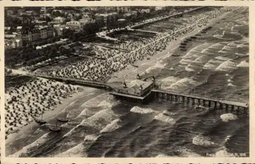 Foto Ak Ostseebad Ahlbeck Heringsdorf Usedom, Fliegeraufnahme vom Strand