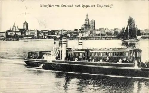 Ak Stralsund in Vorpommern, Trajektschiff auf dem Meer, Blick auf den Ort, Überfahrt