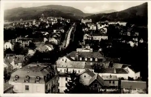 Ak Bad Wildungen in Nordhessen, Blick über die Dächer auf die Brunnenallee