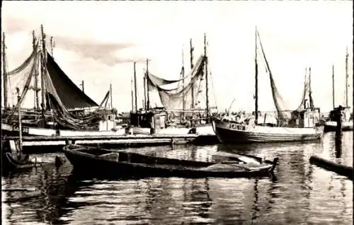 Ak Sassnitz auf Rügen, Partie am Fischereihafen, Fischerboote