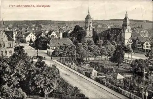 Ak Freudenstadt im Nordschwarzwald, Partie am Marktplatz, Kirche, Garten, Brunnen, Wohnhäuser