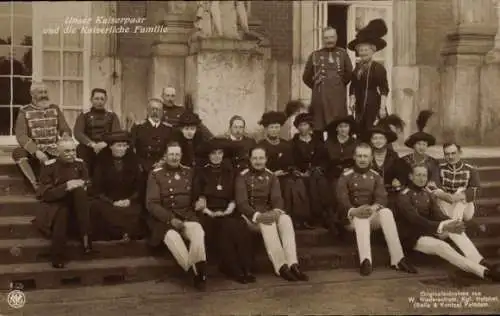 Ak Kaiserpaar mit der kaiserlichen Familie, Kaiserin Auguste Viktoria, Kaiser Wilhelm II, Prinzen