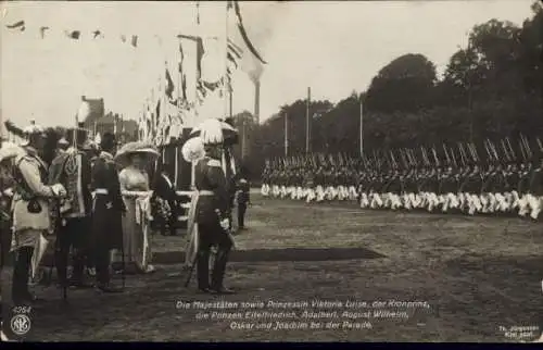 Ak Kaiserpaar, Kronprinz, Prinzen und Prinzessin Viktoria Luise von Preußen, bei der Parade