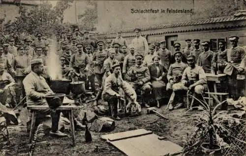 Ak Deutsche Soldaten, WK I, Schlachtfest in Feindesland